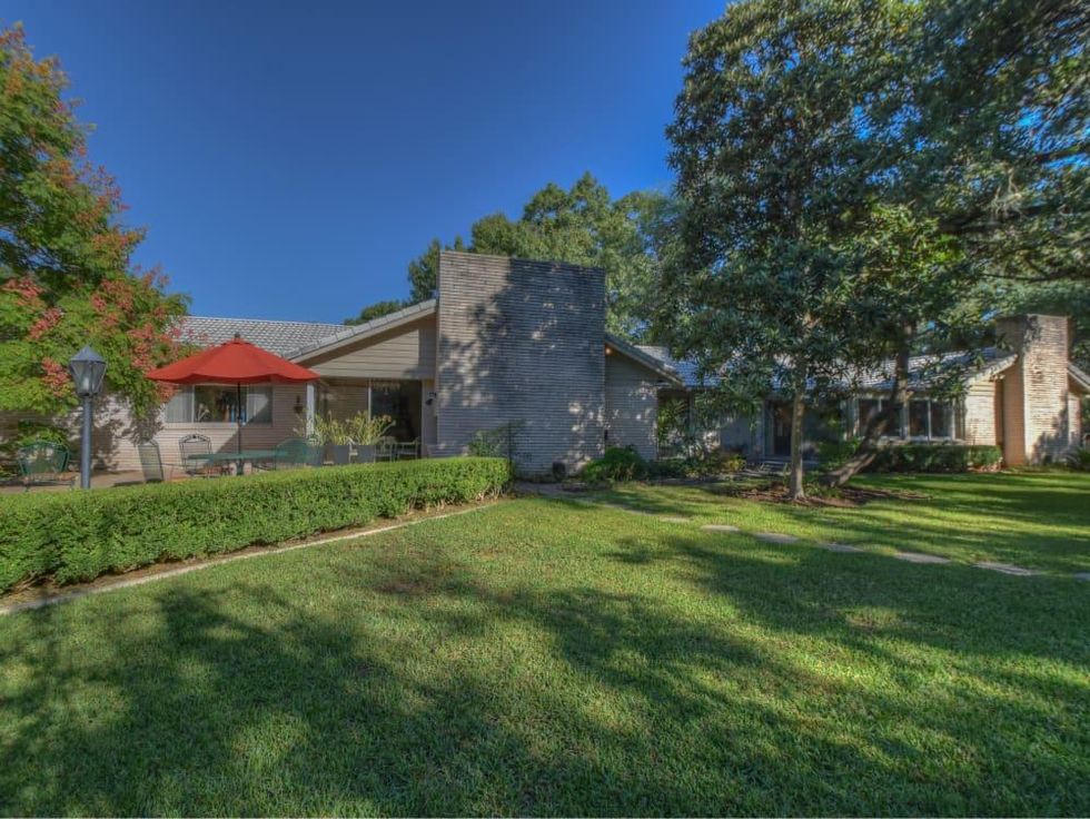 128 Lou-Jon Circle San Antonio house for sale yard