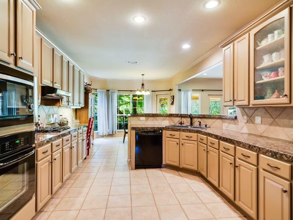 14 Greens Whisper San Antonio house for sale kitchen