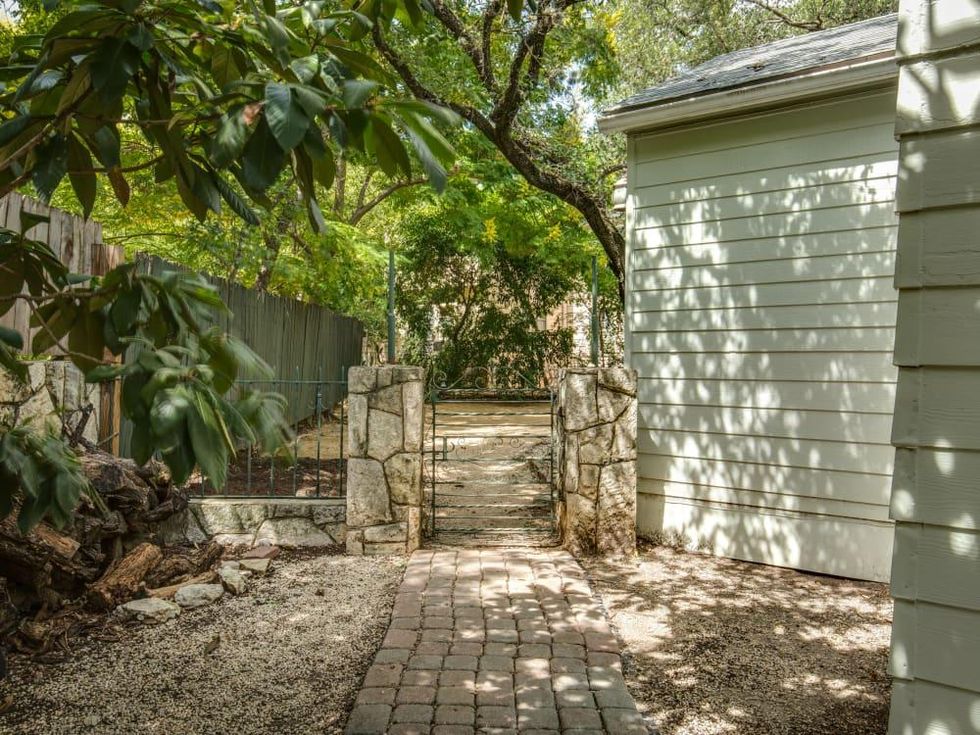 16 Ledge Ln San Antonio house for sale backyard