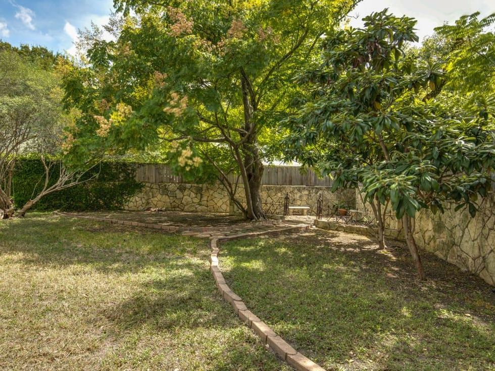 16 Ledge Ln San Antonio house for sale backyard