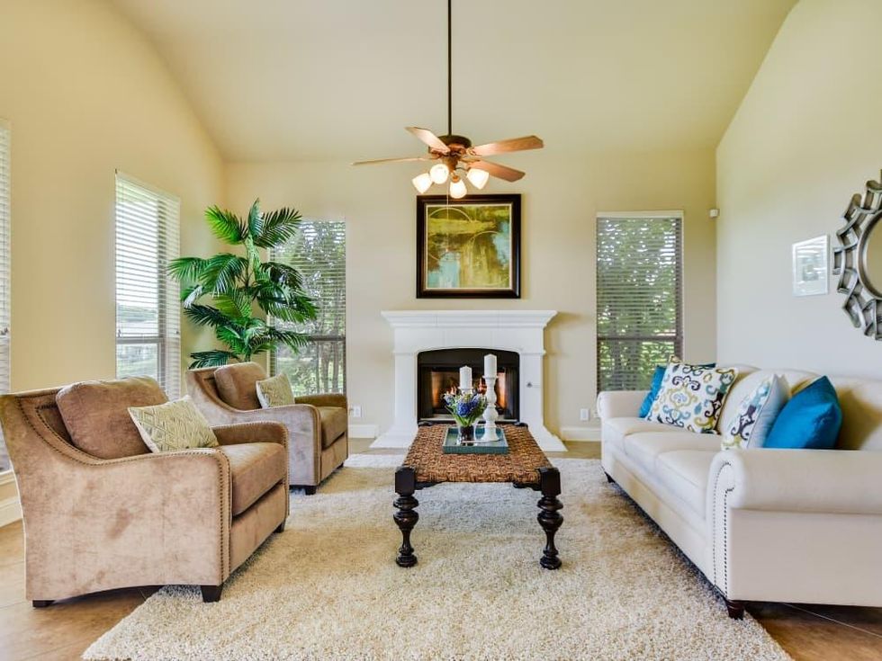 18027 Resort View San Antonio house for sale living room