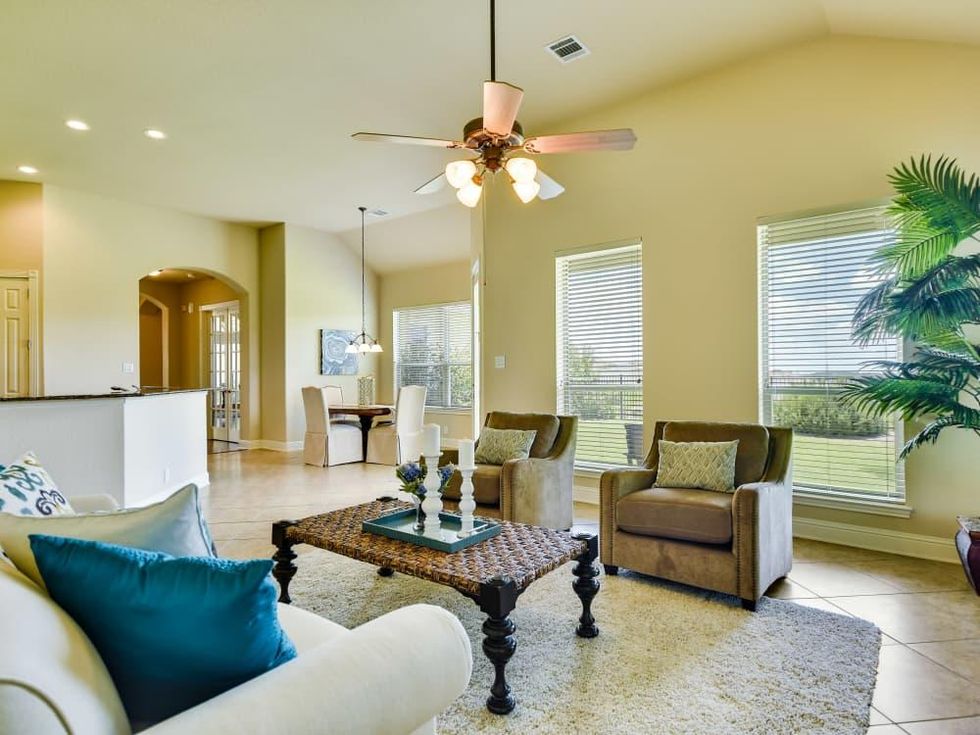 18027 Resort View San Antonio house for sale living room