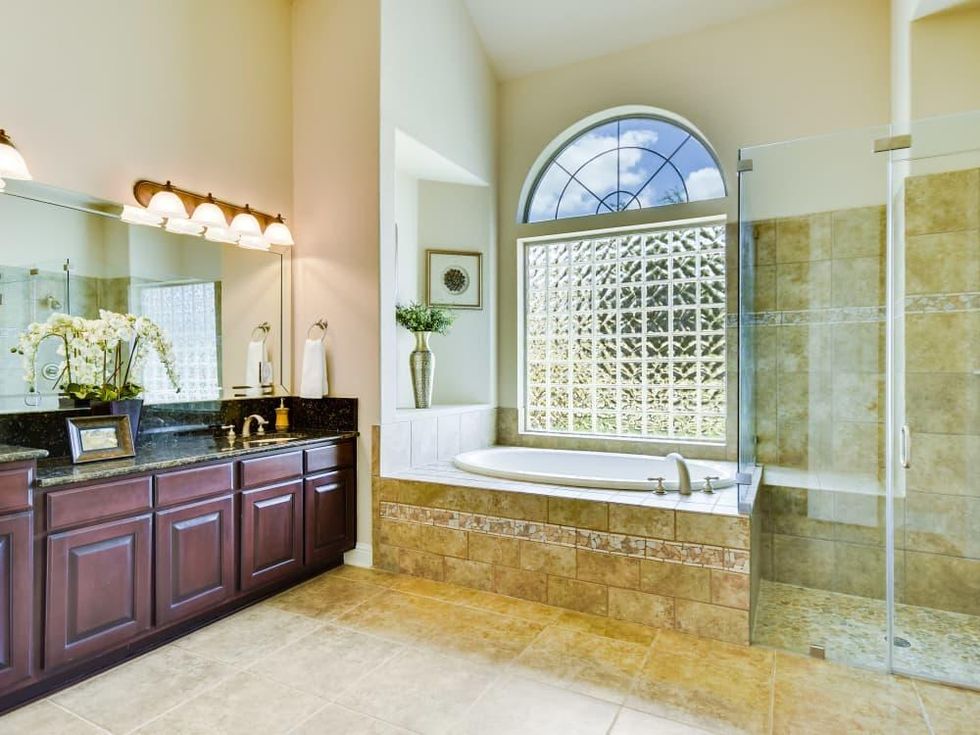 18027 Resort View San Antonio house for sale master bathroom