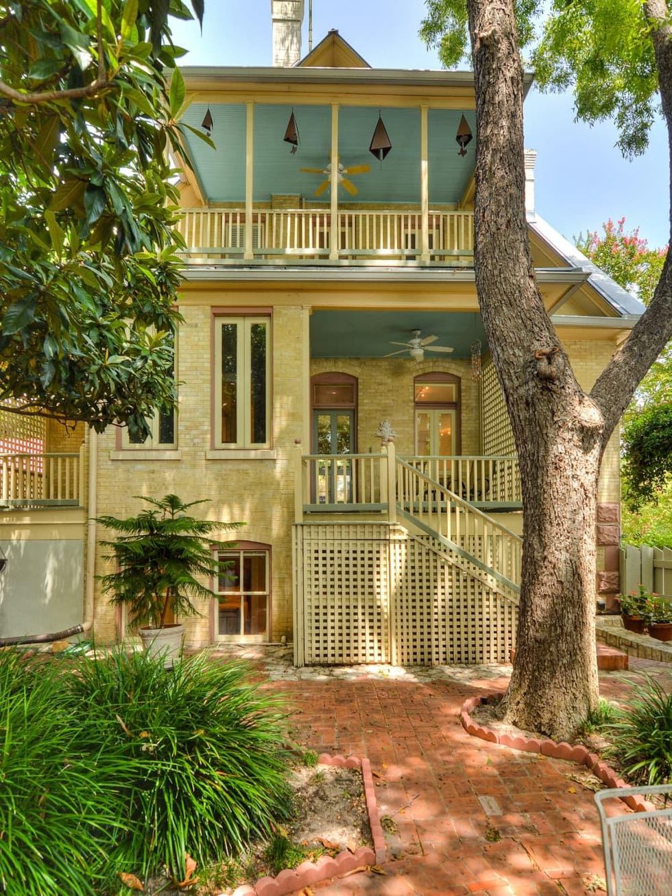 202 Madison San Antonio house for sale backyard