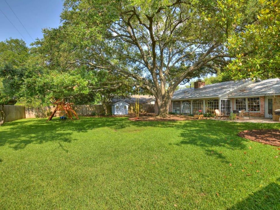 231 Hillview San Antonio house for sale backyard