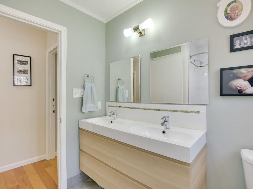 231 Hillview San Antonio house for sale bathroom