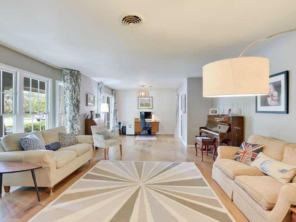 231 Hillview San Antonio house for sale living room