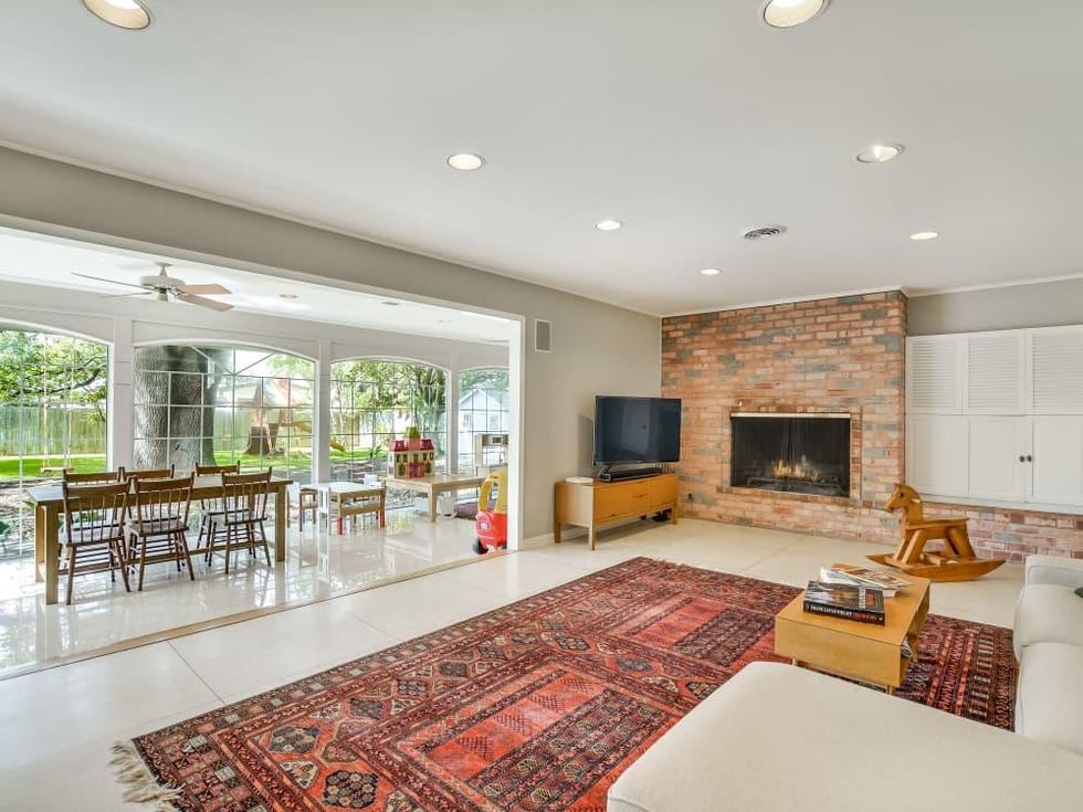 231 Hillview San Antonio house for sale living room