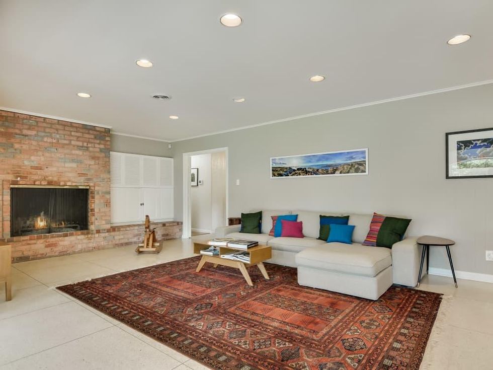 231 Hillview San Antonio house for sale living room