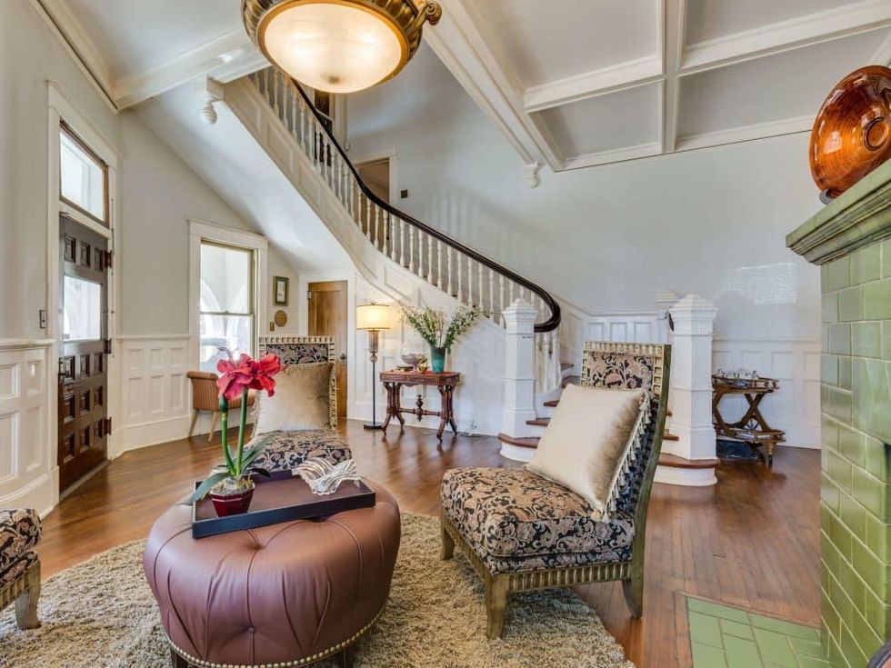 415 French Pl San Antonio house for sale living room