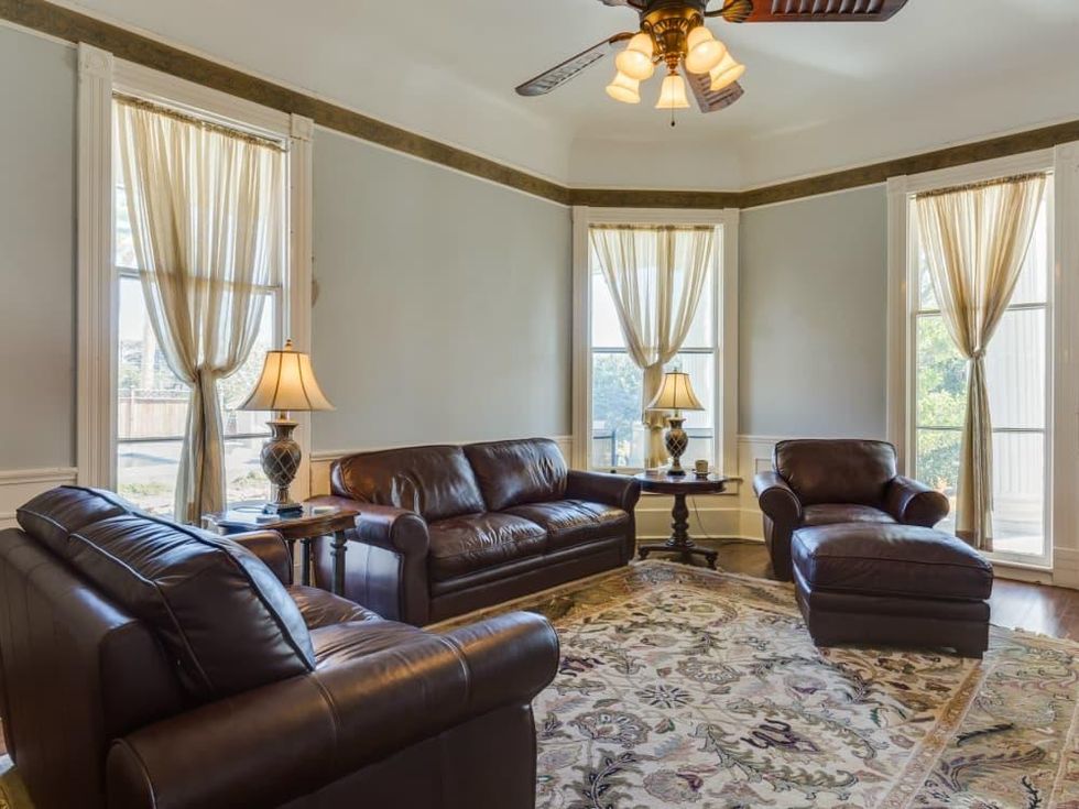 415 French Pl San Antonio house for sale living room