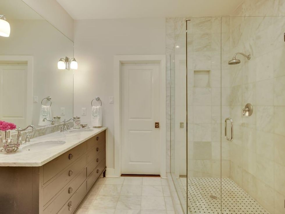 423 Queen Anne San Antonio house for sale bathroom