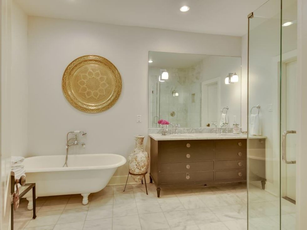 423 Queen Anne San Antonio house for sale bathroom