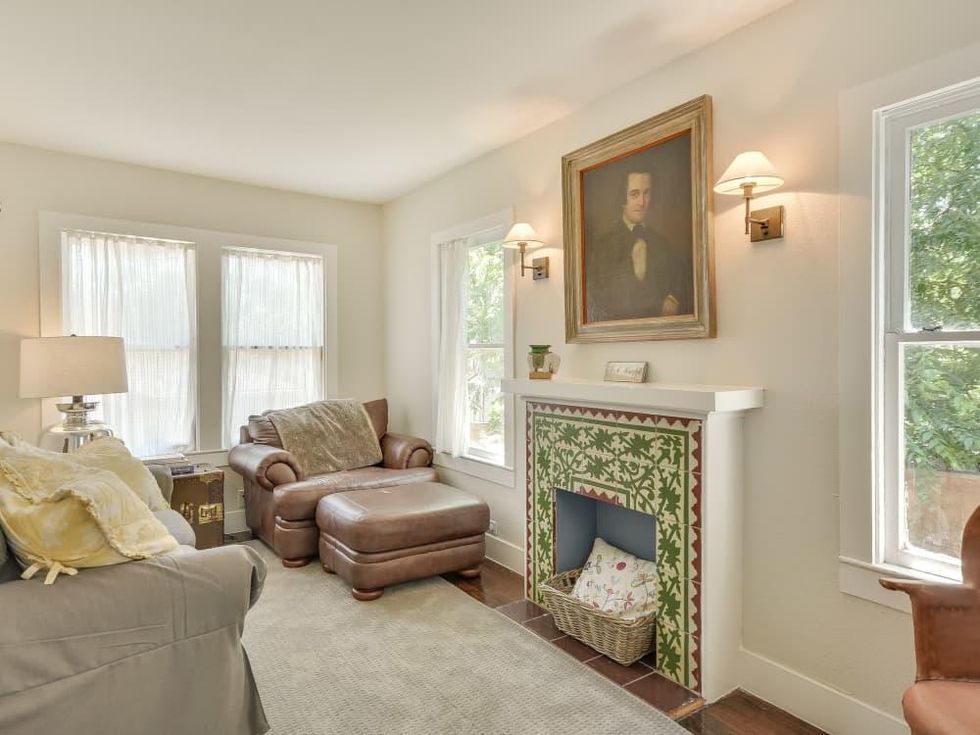 423 Queen Anne San Antonio house for sale fireplace