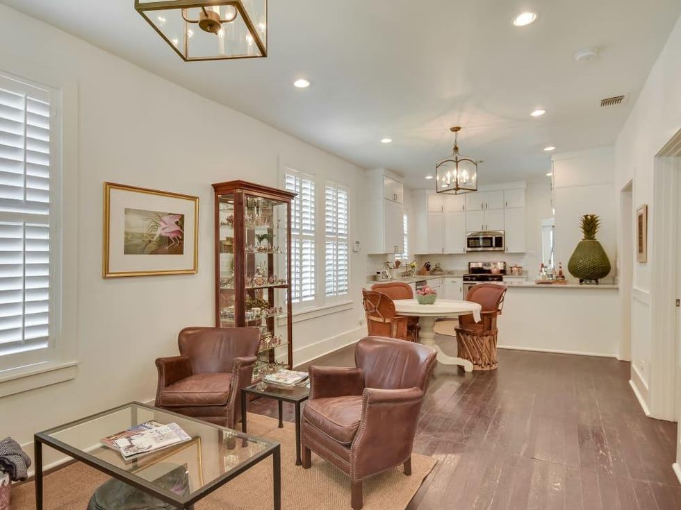 423 Queen Anne San Antonio house for sale living room