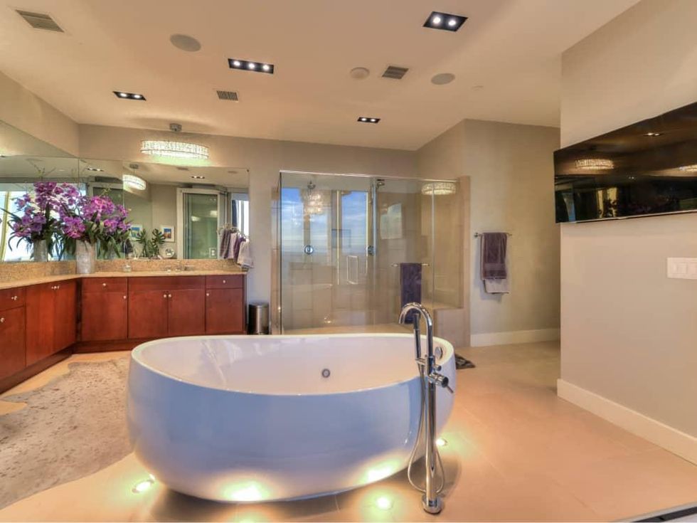 610 Market St San Antonio condo for sale bathroom