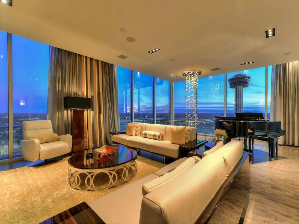 610 Market St San Antonio condo for sale living room