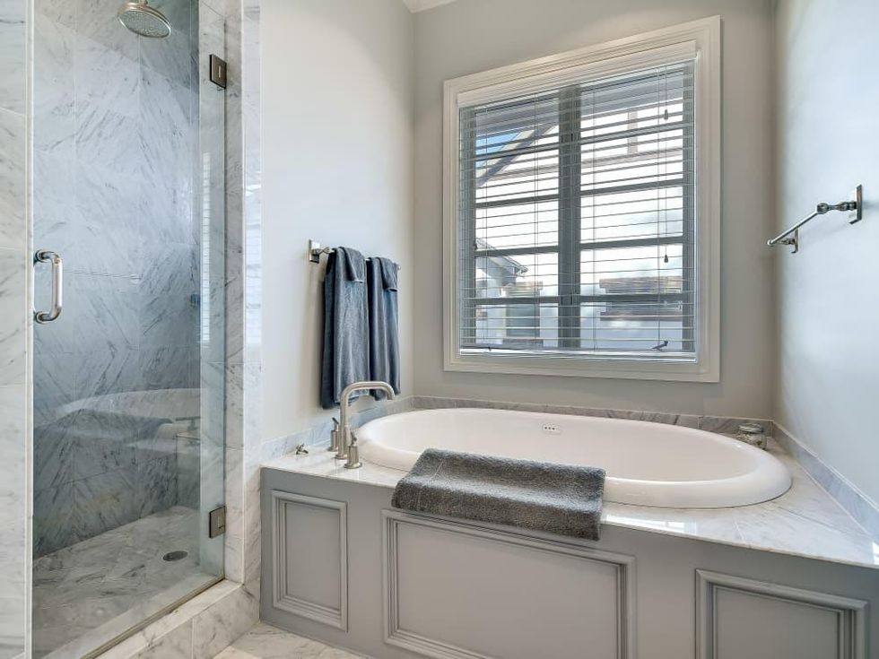 723 Elizabeth San Antonio house for sale master bathroom