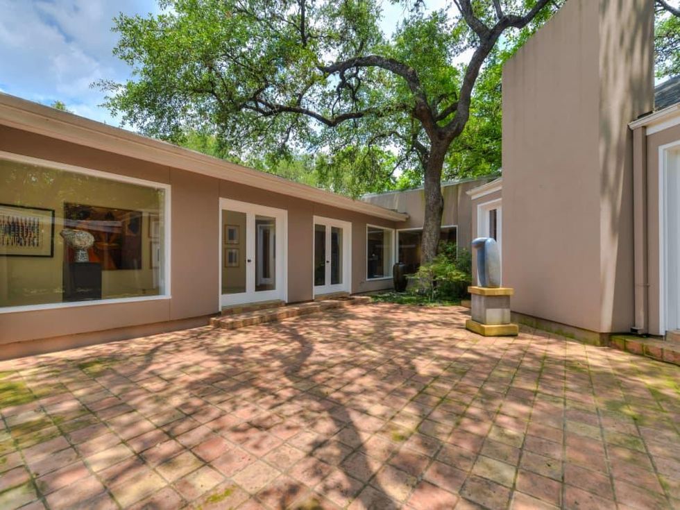 7887 New Braunfels San Antonio house for sale courtyard