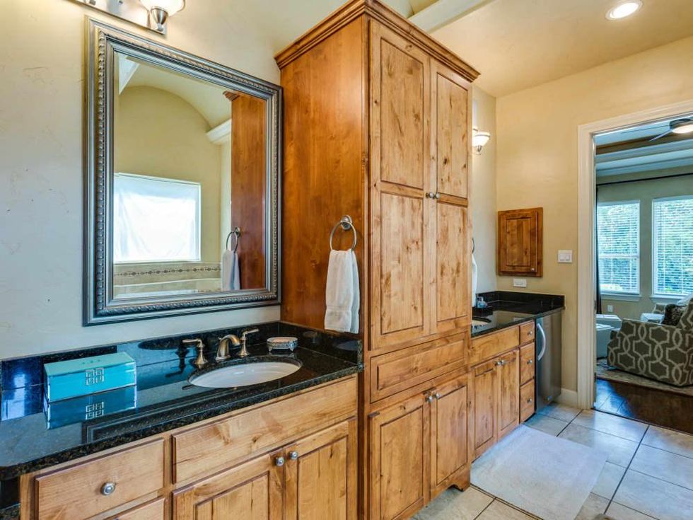 821 Canterbury Hill San Antonio house for sale bathroom