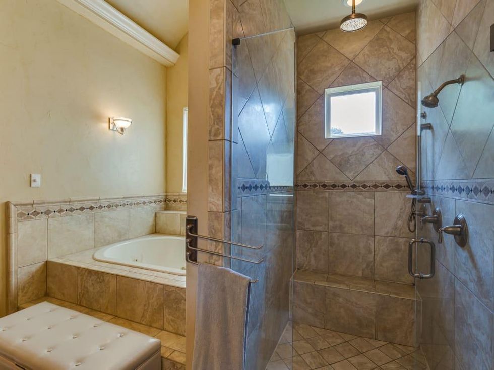 821 Canterbury Hill San Antonio house for sale bathroom