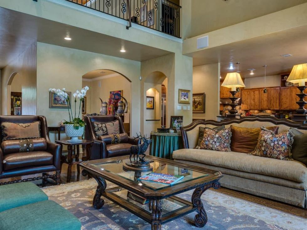 821 Canterbury Hill San Antonio house for sale living room