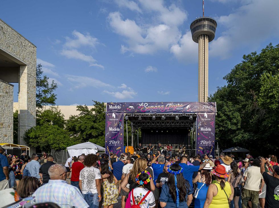A crowd at La Semena Alegre