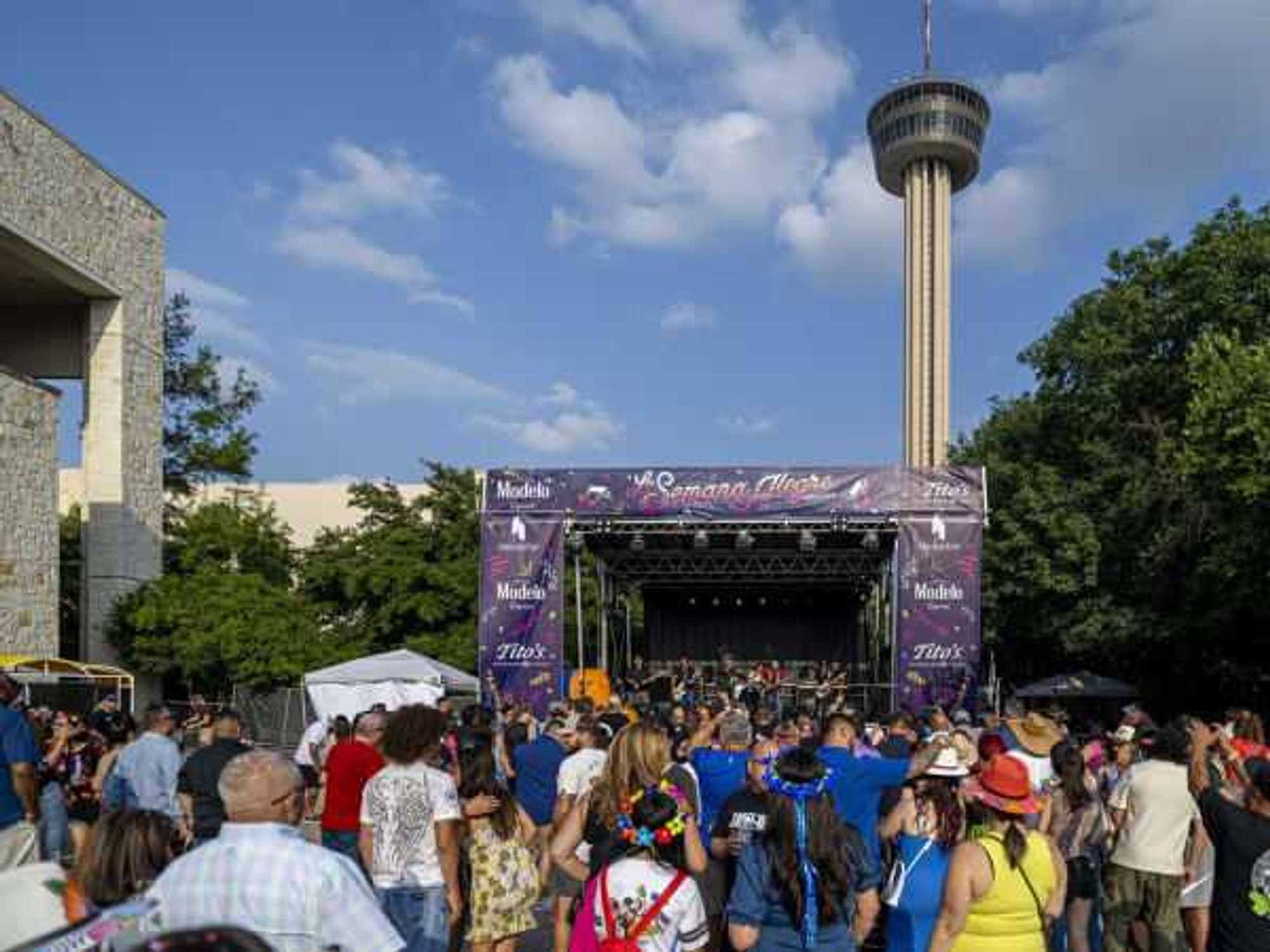 A crowd at La Semena Alegre