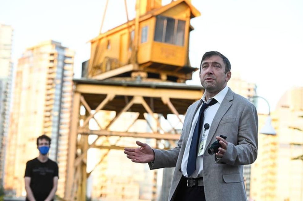 Art Heist walking show