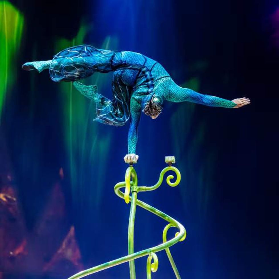 Cirque du Soleil performing balancing on a handwire