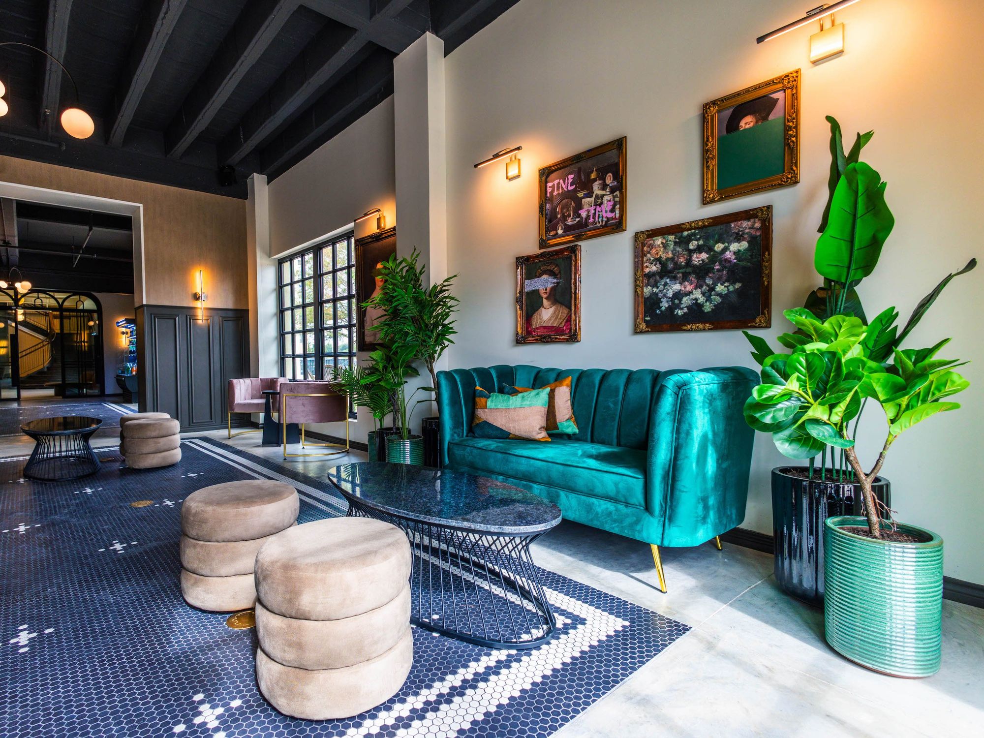 Crème Coffee & Social interior