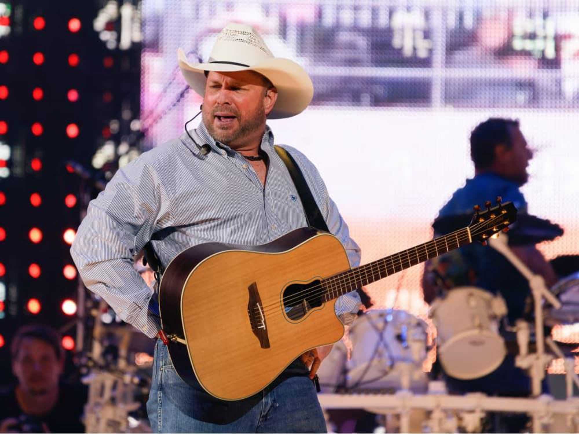 Garth Brooks opening night RodeoHouston pose