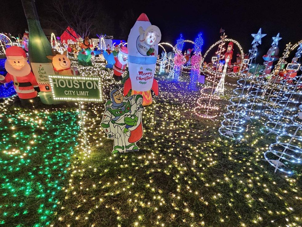 Great Christmas Light Fight, Mach Christmas Display