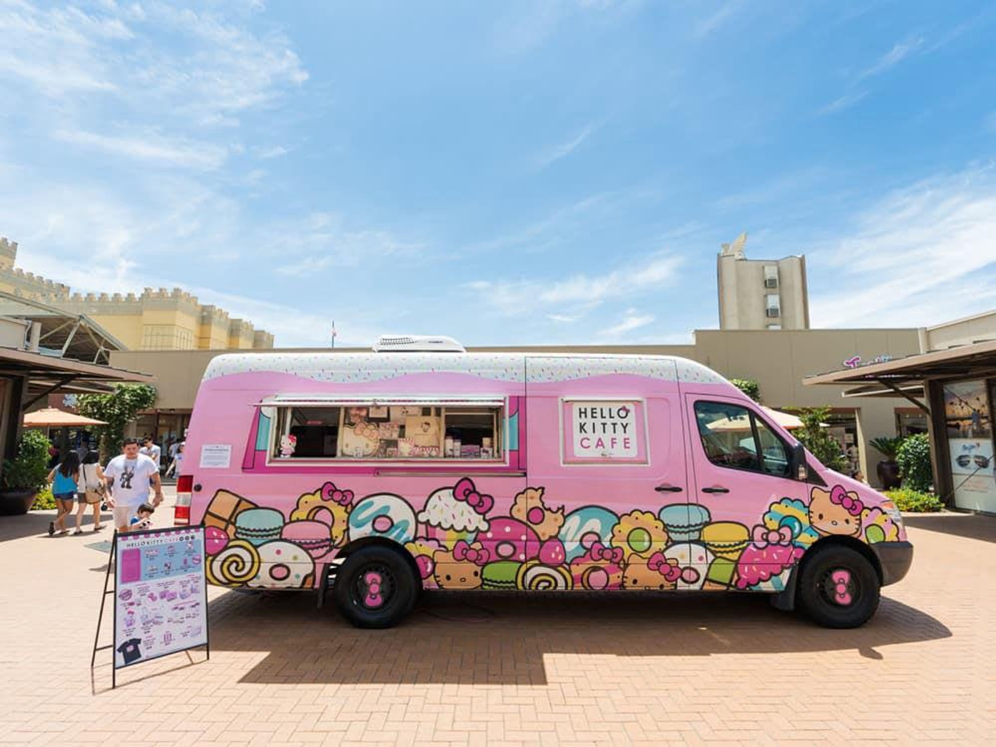 Hello Kitty Cafe truck exterior