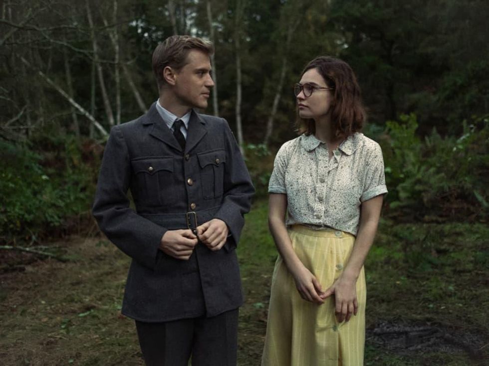 Johnny Flynn and Lily James in The Dig