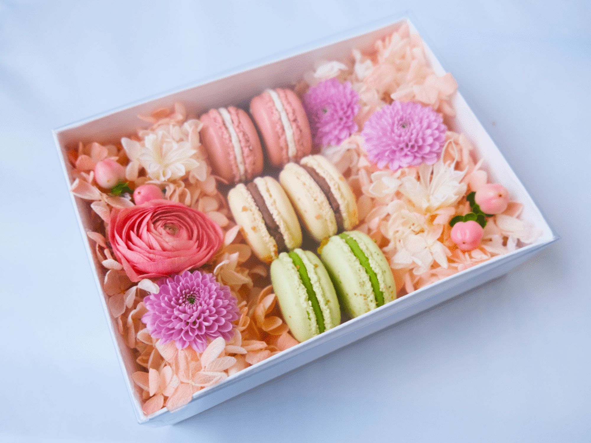 Macaron Mother's Day flower box