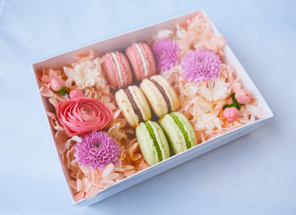 Macaron Mother's Day flower box