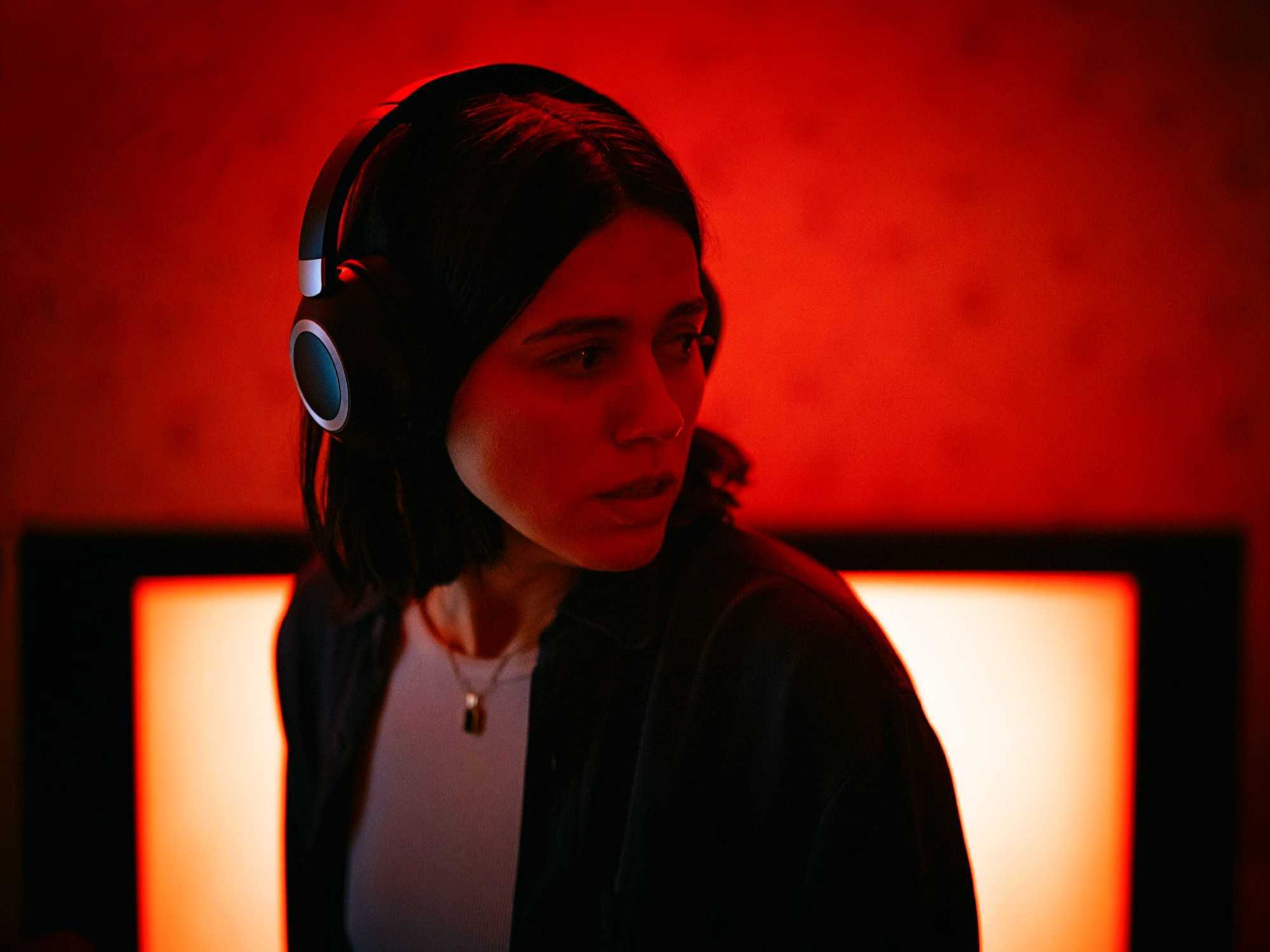 Nina Kiri in Undertone