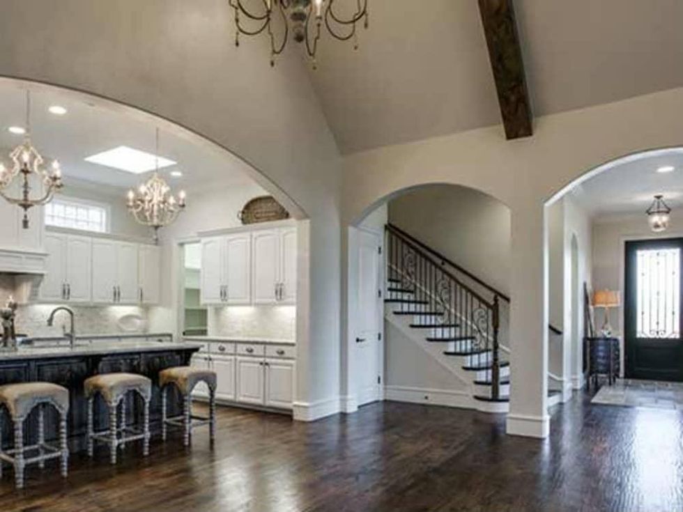 Open floorplan kitchen and foyer