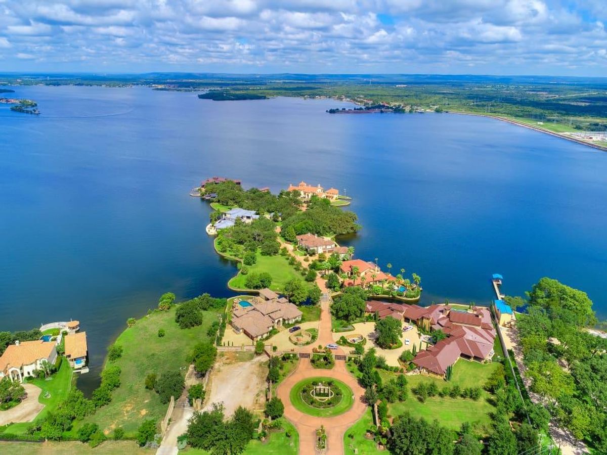 Two lots are for sale at The Peninsula on Lake LBJ for 3,600,000
