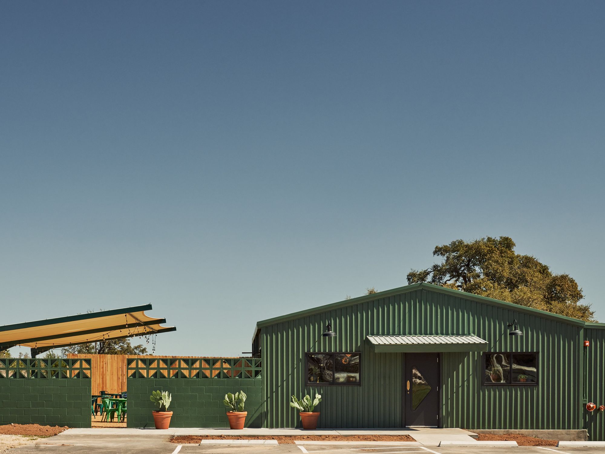 Senza Maeso Tasting Room and Bar