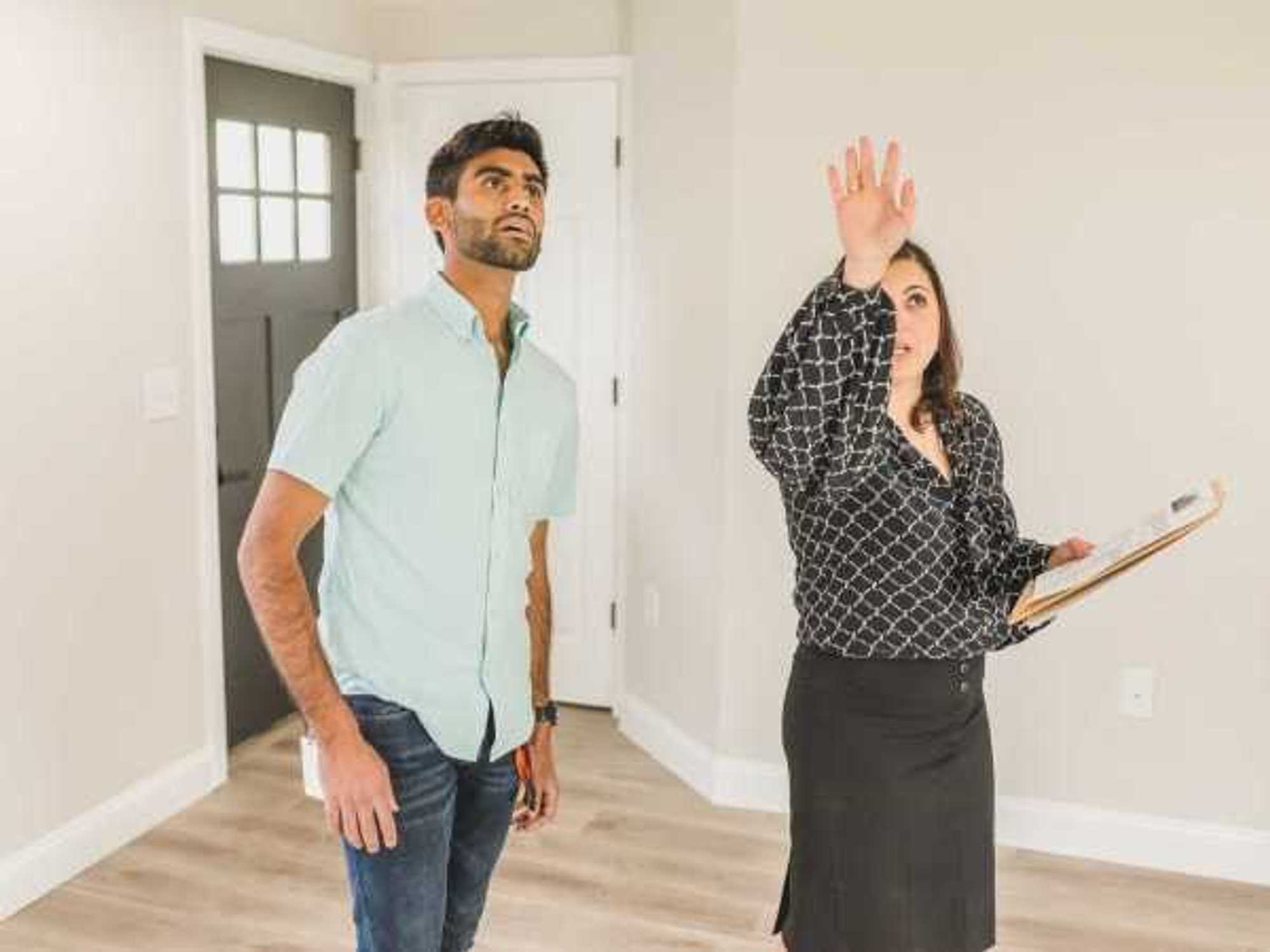 showing home, realtor