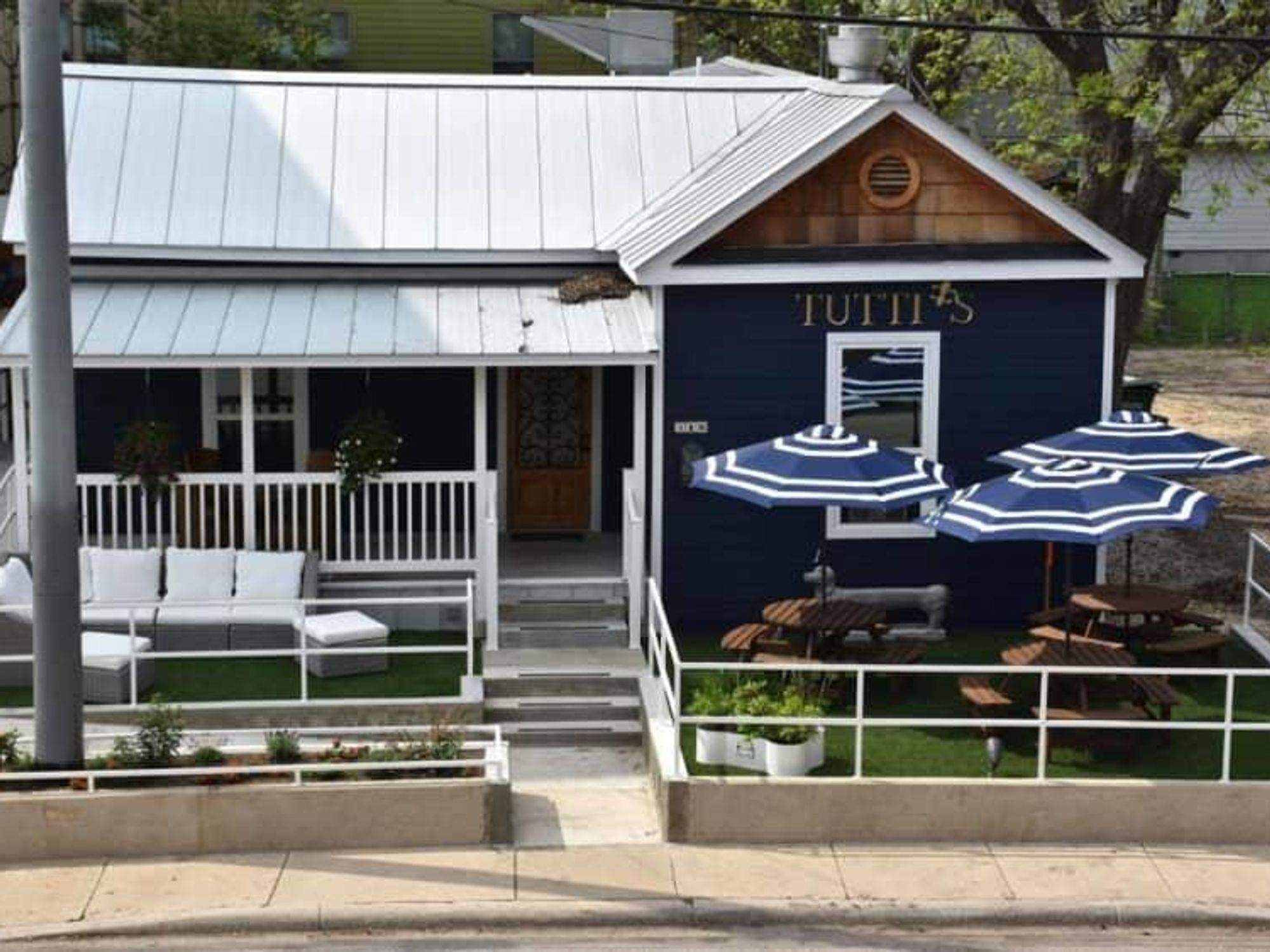 Tutti's Southtown restaurant patio