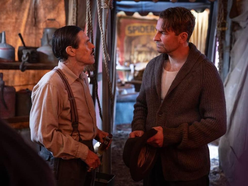 Willem Dafoe and Bradley Cooper in Nightmare Alley